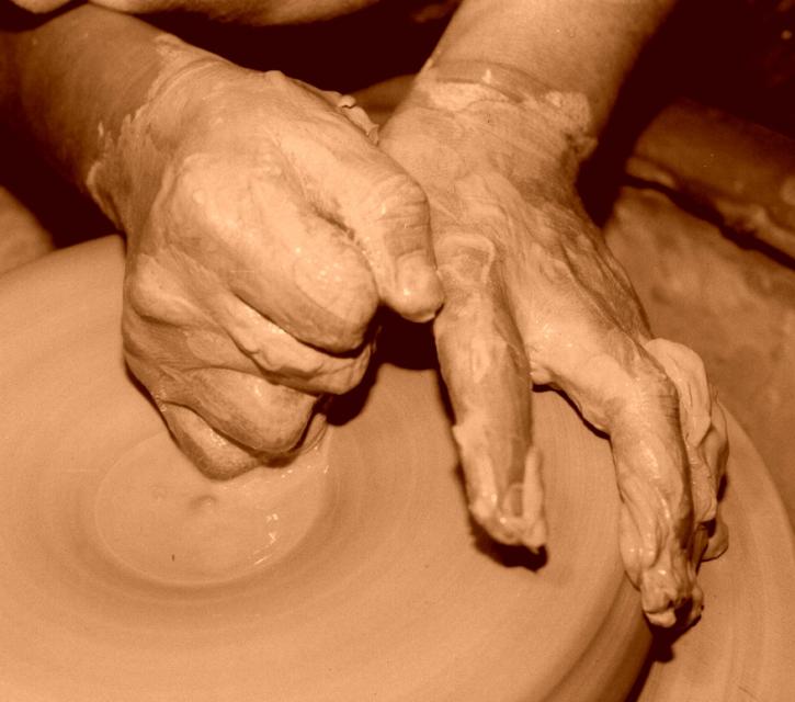 Aus Keramik stellt der Odenwälder Kunsthandwerker Gisbert Klemm in seinem Atelier neben Tellern und Schüsseln auch ausgefallenere Dinge, wie Seifenschalen her.