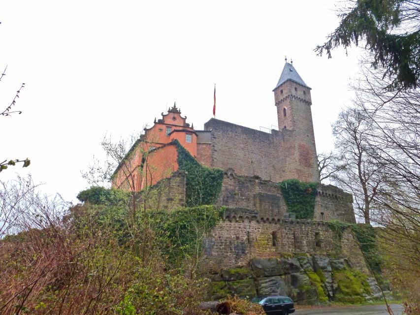 Das Schloss Hirschhorn hoch über dem Neckartal ist ein beliebtes Ausflugsziel. Von Burg und Bergfried bietet sich ein einzigartiger Ausblick auf die Neckarschleife und den Odenwald.