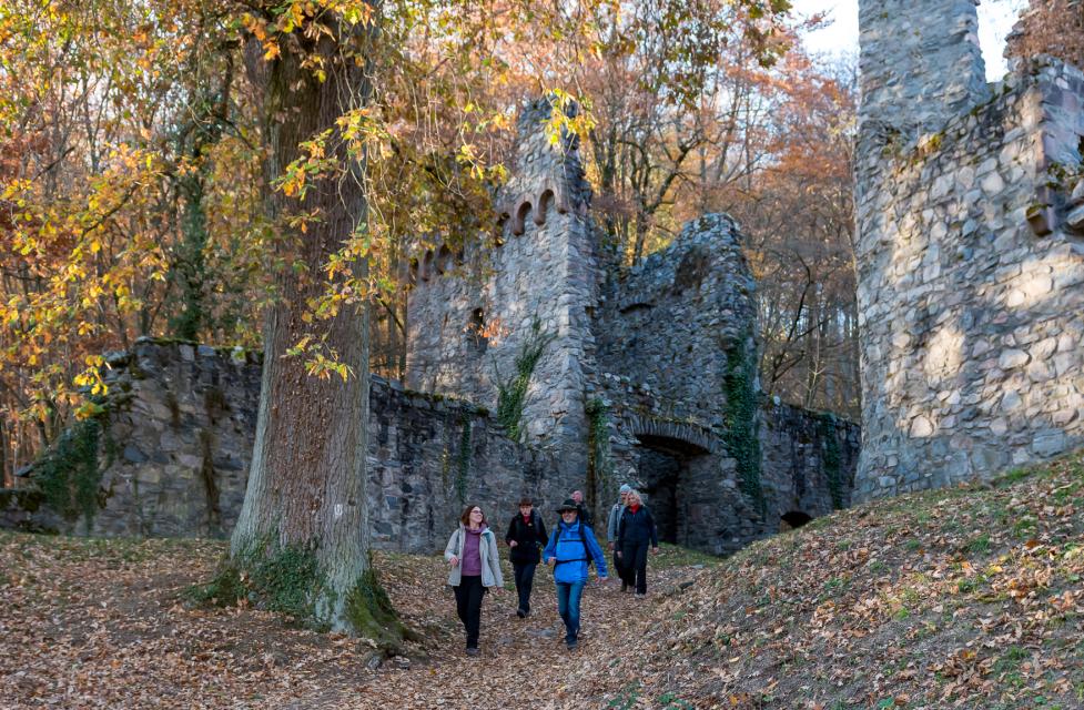 Die romantische Burg Rodenstein ist vor allem durch die Sage vom Wilden Heer bekannt. Besonders im Herbst können Besucher der Burgruine die Reiter durch die Lüfte rauschen hören.