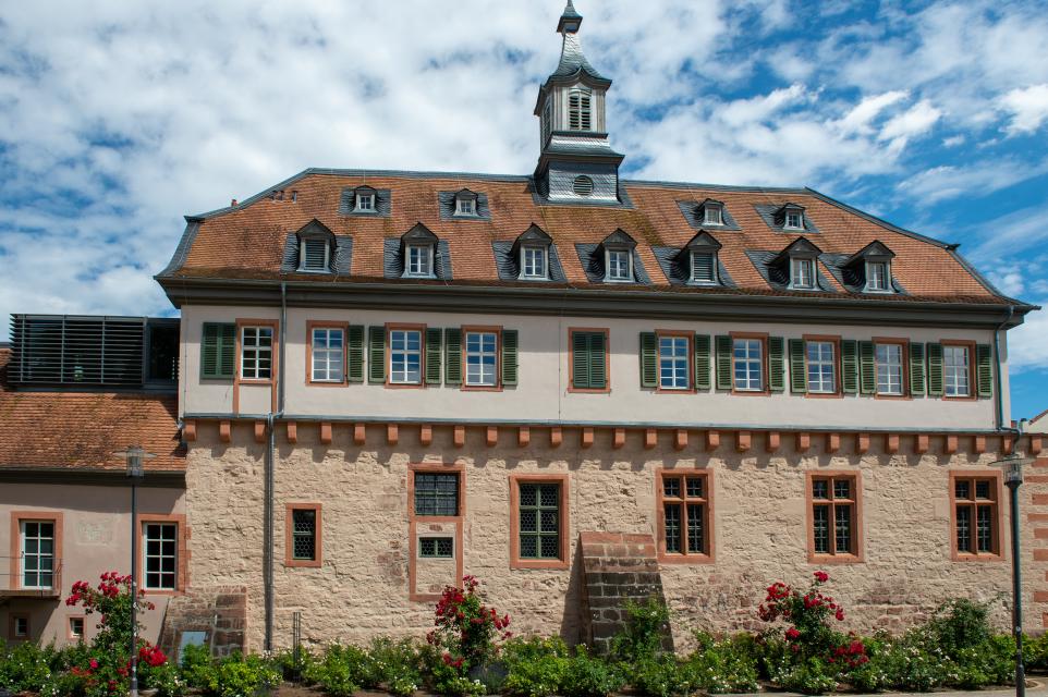 Das Pfälzer Schloss ist ein aus einer ehemaligen Wasserburg entstandener Adelssitz und wurde 1306 erstmals urkundlich erwähnt. Das Pfälzer Schloss ist einer der ehemals sieben Adelssitze in Groß-Umstadt. 