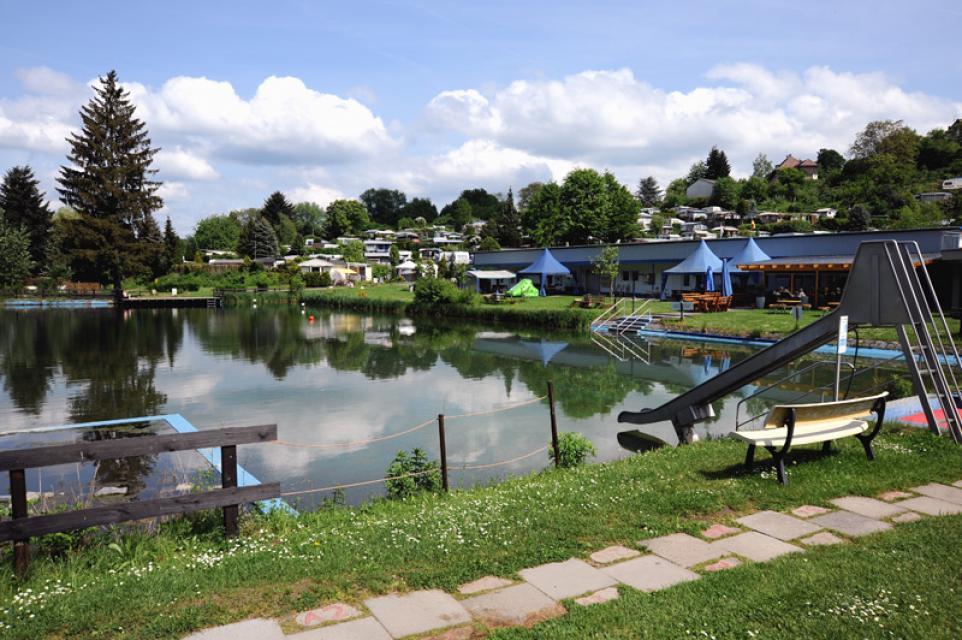 Zur Zeit ist das Naturschwimmbad geschlossen.Das von frischem Quellwasser gespeiste Naturschwimmbad in Fischbachtal-Niedernhausen ist ein beliebtes Ziel, auch für Kurzurlaube mit Zelt oder Wohnwagen.