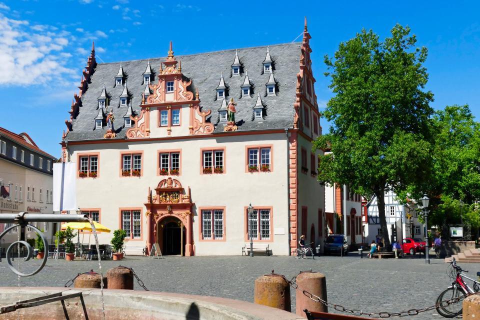 Groß-Umstadt überrascht mit seiner sehenswerten historischen Altstadt, Schlössern und natürlich mit großartigen Weinen von der Odenwälder Weininsel.