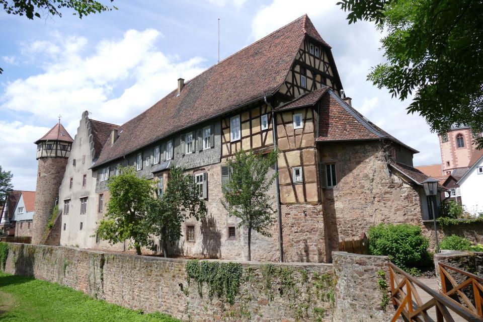 Die Burg Michelstadt - auch Kellereihof genannt - ist die Keimzelle der heutigen Stadt Michelstadt. Der auf das Jahr 741 zurückgehende historische Gebäudekomplex ist sehenswert.