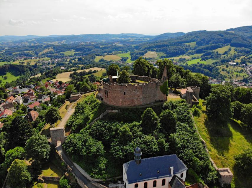 Die hoch über der Stadt thronende Burg Lindenfels ist immer einen Besuch wert. Von den Burgmauern bietet sich ein weiter Ausblick ins Weschnitztal bis hin zur Bergstraße.