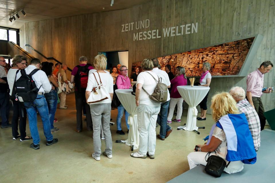 Im modernen Besucherzentrum des UNESCO Welterbes, zugleich nördliches Eingangstor des UNESCO Geoparks, erwartet Sie eine faszinierende und ungewöhnliche Ausstellung. Tiere kann man hier auch bestaunen, allerdings sind sie uralt und längst zu Fossilien geworden.
                 title=