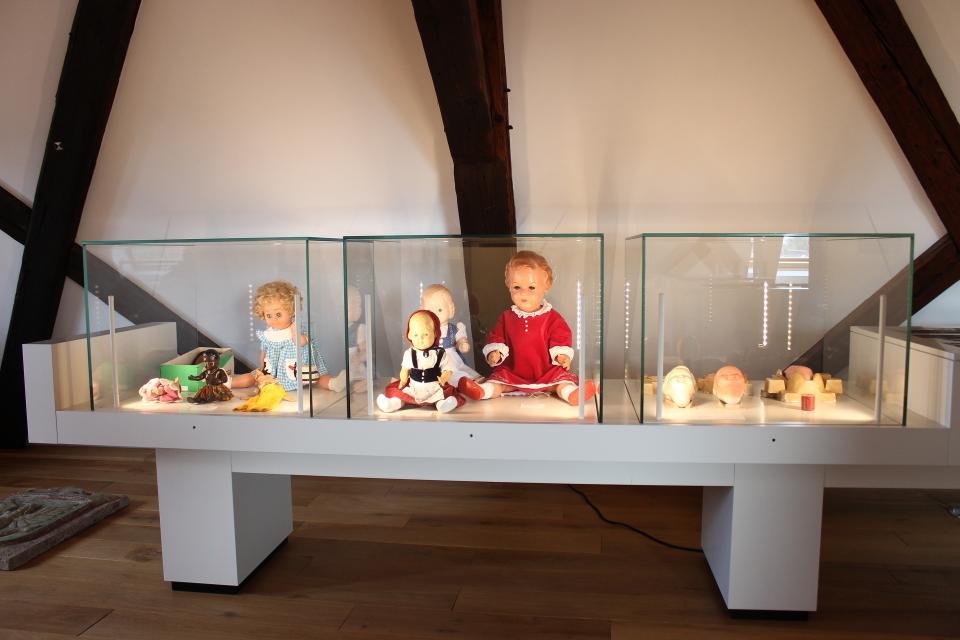 Das Regionalmuseum Babenhausen erzählt die Geschichte der Stadt am Tor zum Odenwald. Besonderen Raum nimmt die einstige Herstellung von Spielzeugpuppen ein.
                 title=