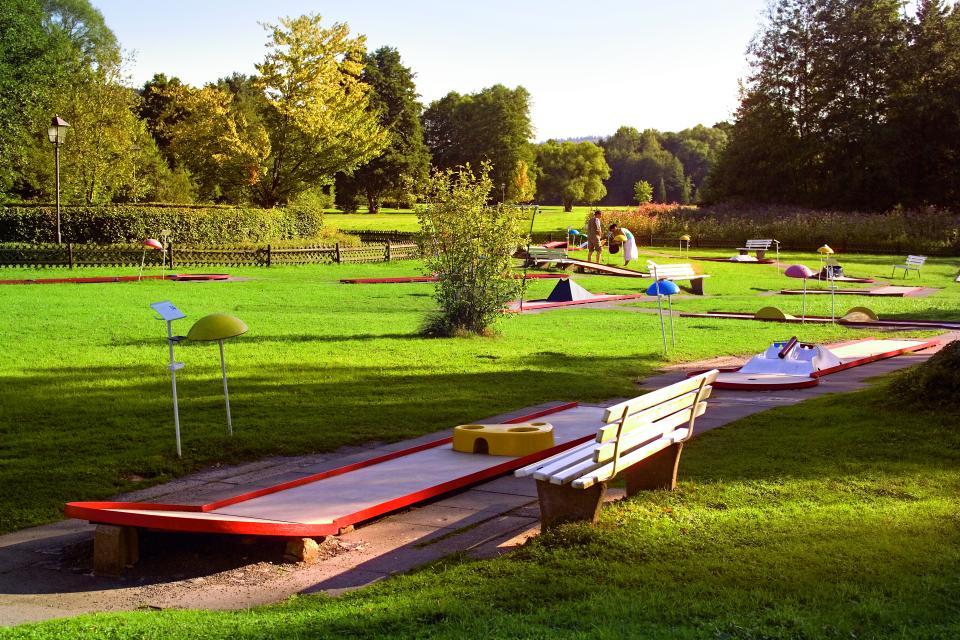 Die Minigolfanlage im Kurpark Bad König ist ein beliebtes Ausflugsziel für Jung und Alt. Nach dem Spielen auf der schönen Anlage kann man im Café einkehren.
