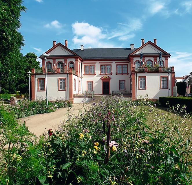 Das barocke Stadtschlösschen wurde 1861 klassizistisch überformt und beherbergt heute die umfangreiche archäologische und volkskundliche Sammlung des Dieburger Museums.