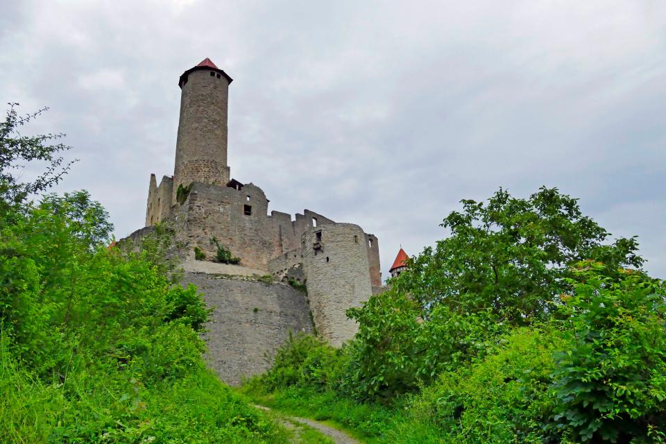 Die Burg Hornberg ist eine wunderschöne Burg im Neckartal, wo man auch übernachten und etwas essen kann. Außerdem finden dort viele Feste statt und die Burg bietet auch Räume für Veranstaltung an. Zudem kann man auf der Burg heiraten.
                 title=