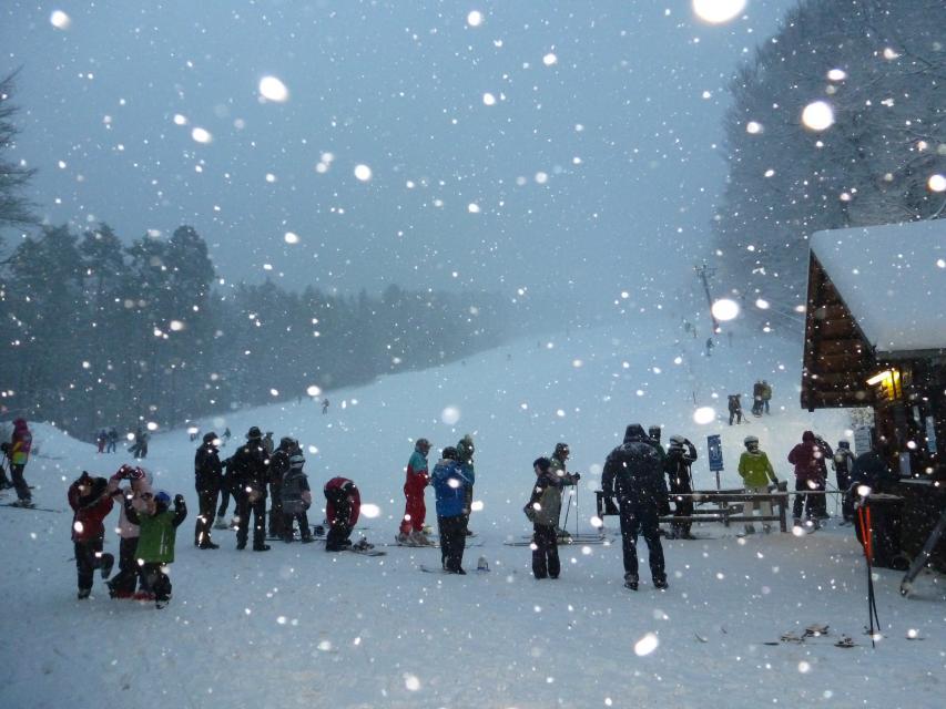 Der Skilift in Beerfelden läuft im Winter bei ausreichender Schneehöhe mit Flutlicht. Am Lift gibt es einen Kiosk mit warmen Getränken.
