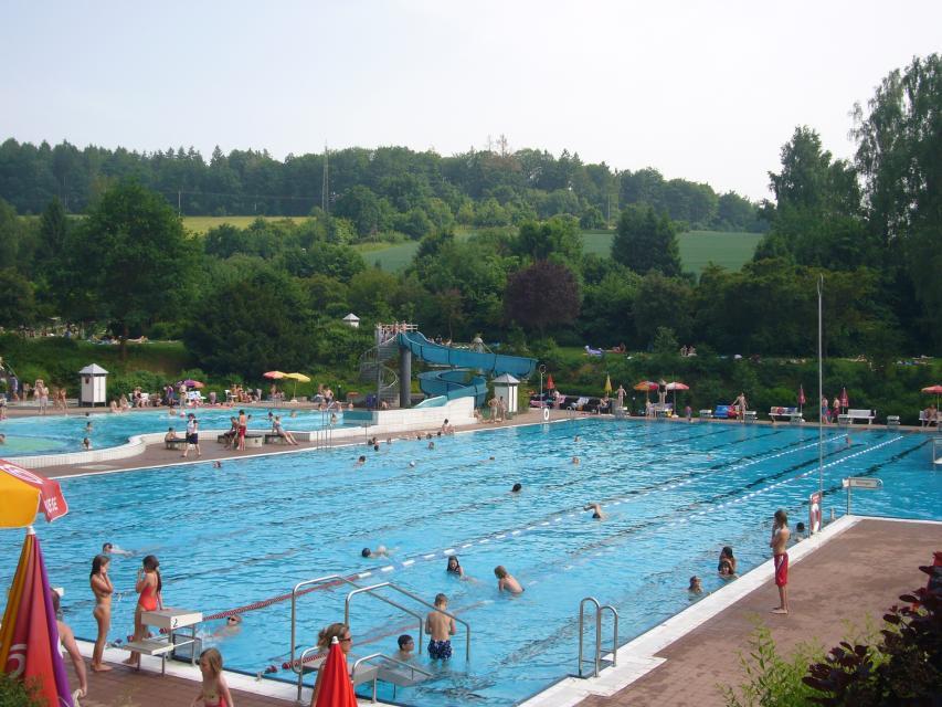 In den heißen Sommermonaten ist das am Waldrand gelegene Waldschwimmbad Michelstadt bei Groß und Klein sehr beliebt.