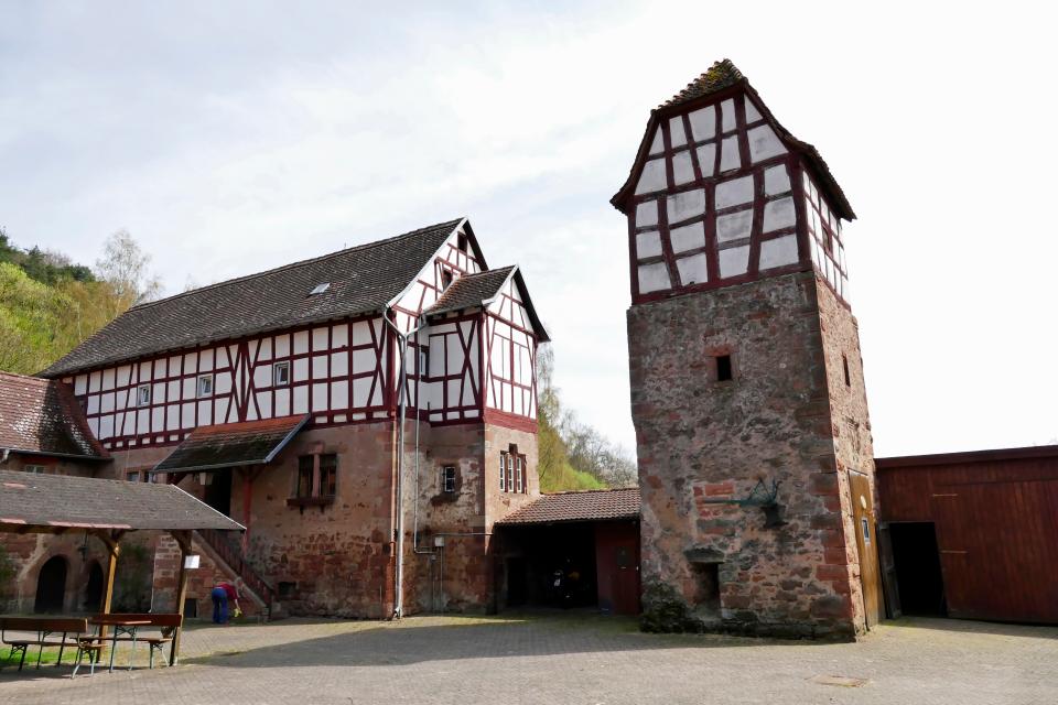 Ursprünglich wurde Schloss Nauses um das Jahr 1500 als Wasserburg angelegt und von dem benachbarten Bach gespeist. Die ehemalige Lehensburg ist 26 m × 32 m groß und war von einer Ringmauer und einem Wassergraben umgeben. 
                 title=