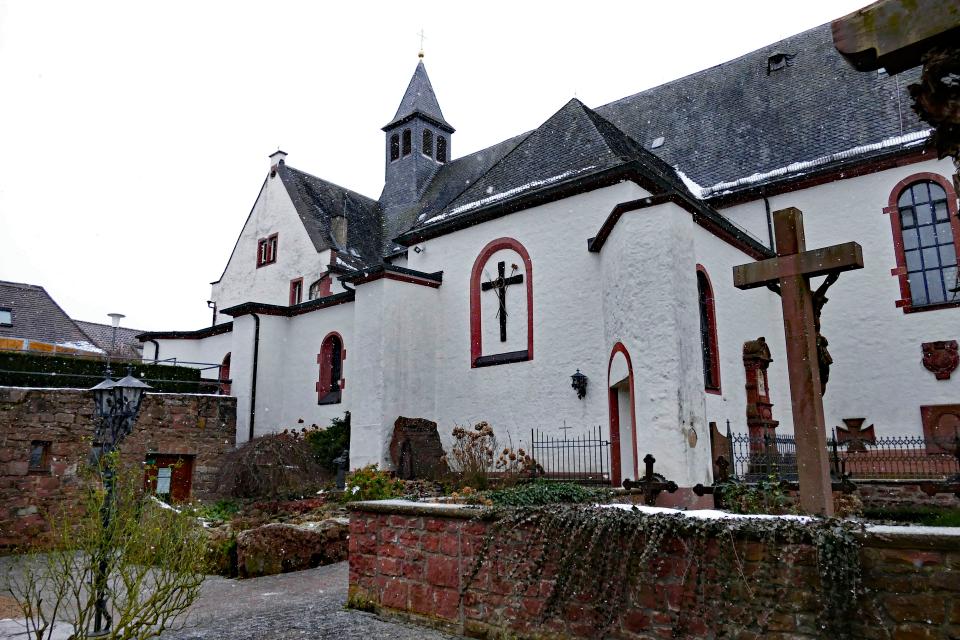 Das Franziskanerkloster Engelberg thront hoch über dem Main bei Großheubach. Wer mag, nimmt die 612 steinerne Stufen der Himmelsstiege - Wegkapellen mit Passionsszenen und Kreuzwegstationen säumen den Weg. 