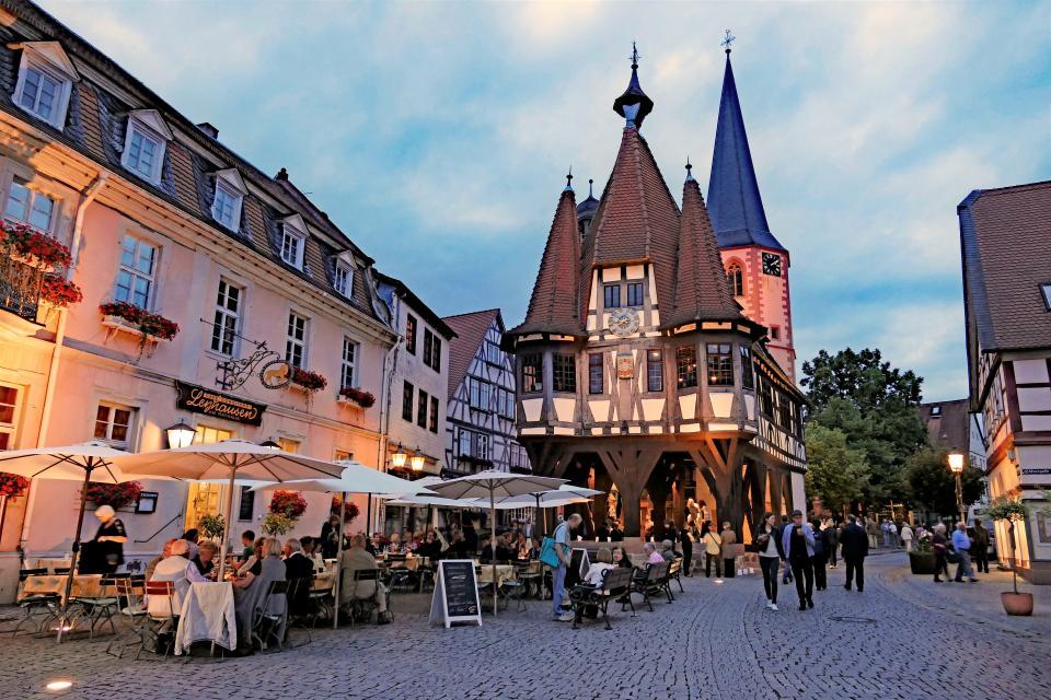 Zum Bummeln durch verwinkelte Gassen, entlang an bezaubernden Fachwerkhäusern und kleinen Geschäften lädt die historische Altstadt von Michelstadt ein.