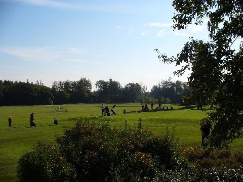 Der 92 Hektar große Golfplatz liegt auf den Höhenzügen des Odenwaldes. Ein 18-Loch-Meisterschaftsplatz und ein 9-Loch-Golfplatz sorgen für Herausforderungen.