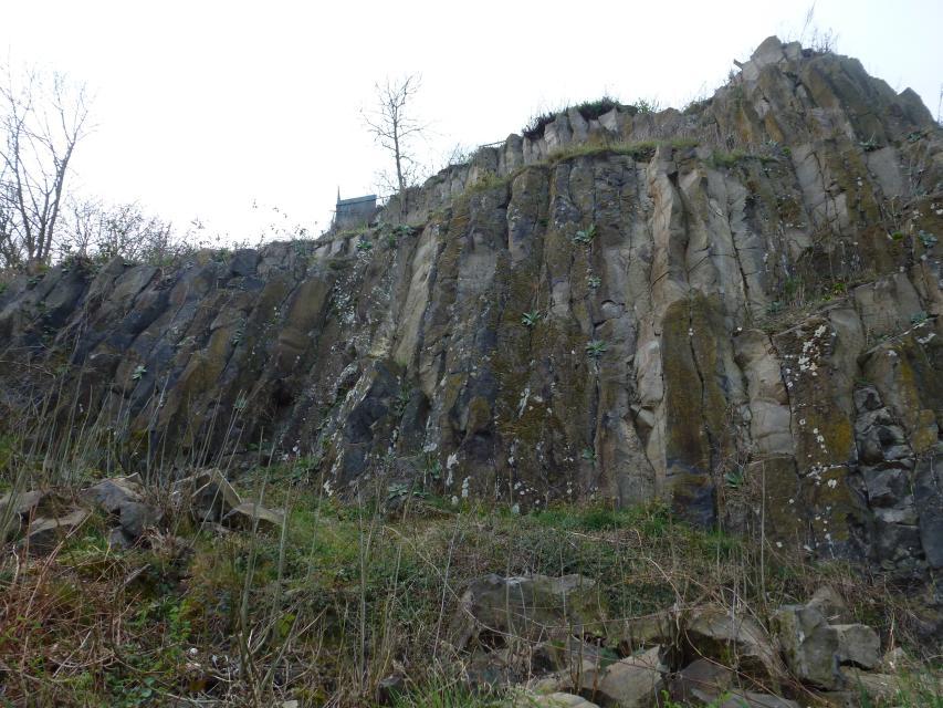 Der weithin im Odenwald zu sehende Otzberg ist ein erloschener Vulkan. Davon zeugen bis heute die Basaltsäulen an der Bergkuppe.
