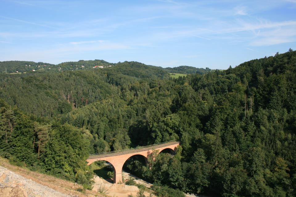 Der Viadukt mit drei großen Rundbögen überspannt das Tal bei Mackenheim.