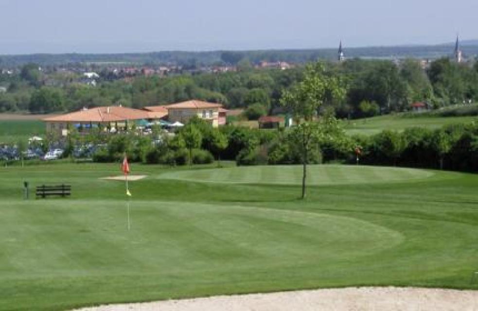 Der Golf Sport Park Groß-Zimmern liegt verkehrsgünstig. Der Platz weist nur wenige Höhenmeter auf und ist deshalb für ältere Menschen angenehm zu laufen.