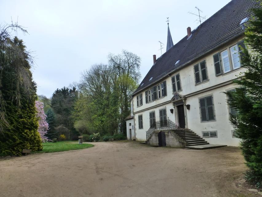 Auch wenn das geschichtsträchtige Herrenhaus nicht besichtigt werden kann, so lohnt es sich bei einem Besuch in Fränkisch-Crumbach, einen Blick auf das Gebäude und den Park zu werfen.
