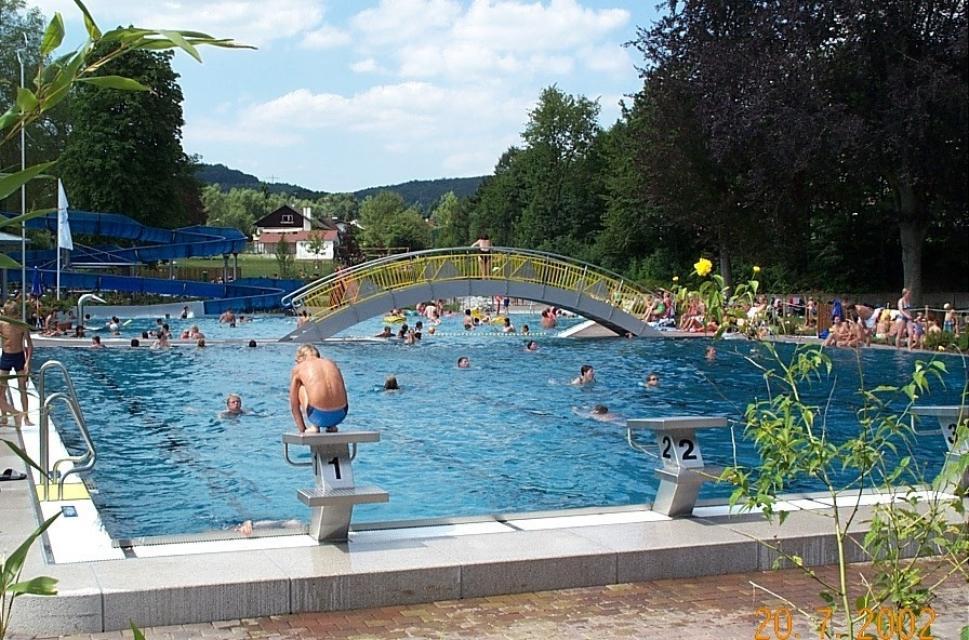 Die besondere Attraktion des modernen Freibades mit beheizten Wasserbecken ist die Riesenrutsche. Das Bad bietet Sport- und Spielmöglichkeiten für Erwachsene und Kinder.