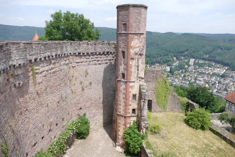 Die Bergfeste Dilsberg im Neckartal beeindruckt durch ihre Monumentalität. Lohnenswert sind der Ausblick vom Burgturm und die Besichtigung des Brunnenstollens.