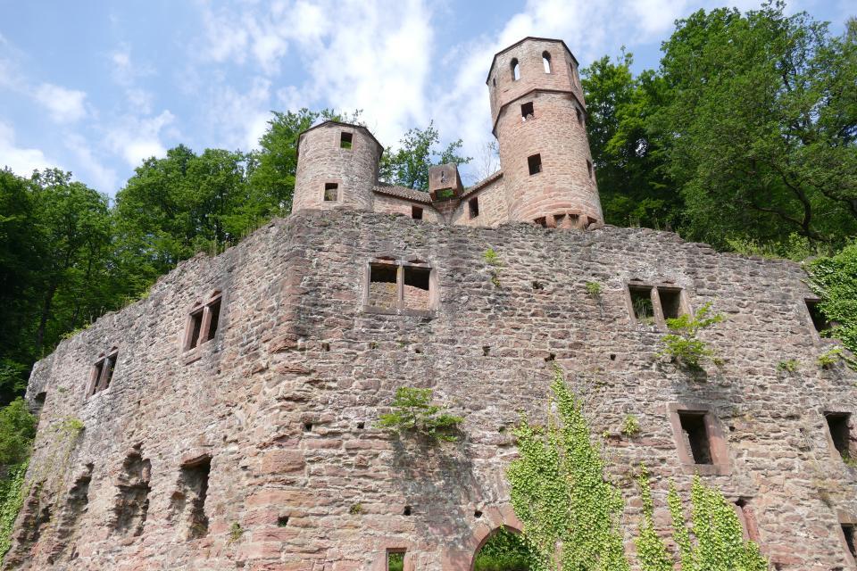 Die Burg Schadeck in Neckarsteinach wird aufgrund ihrer Lage am steilen Hang oberhalb des Neckar auch 