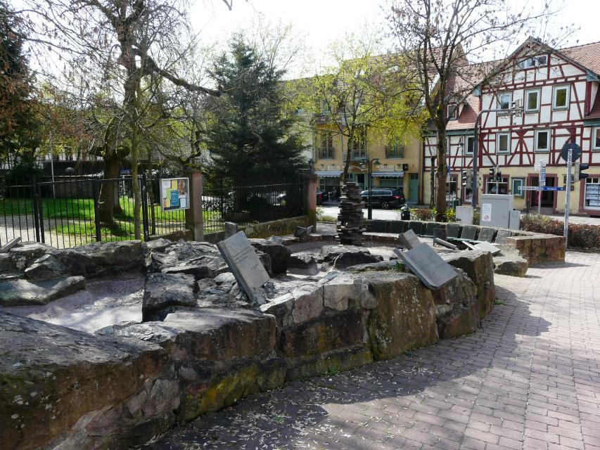 Die Bronzebücher im Brunnen von Wald-Michelbach sind Arbeiten des Bildhauers Martin Hintenlang. 