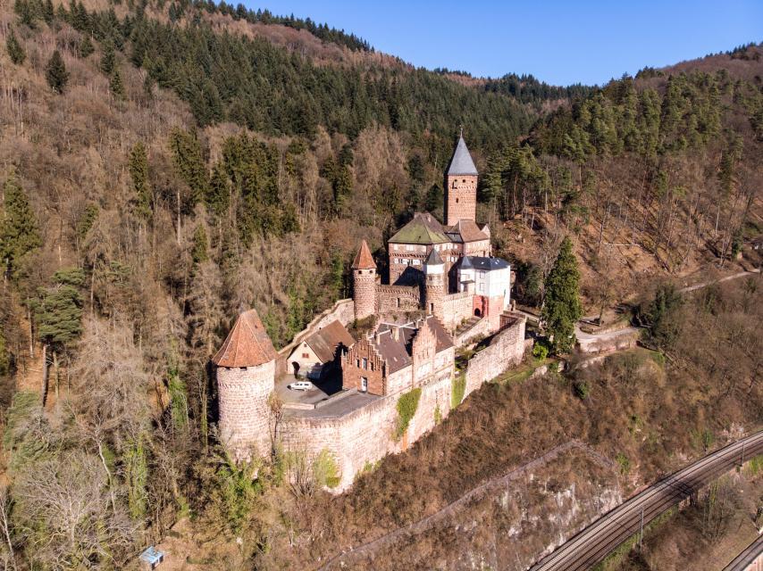 Die imposante Burg Zwingenberg trohnt hoch über dem Neckartal. Vor der romantischen Kulisse finden jedes Jahr die Zwingenberger Schlossfestspiele statt.