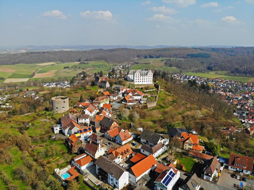 Das Schloss Lichtenberg in Fischbachtal prägt die Landschaft des Vorderen Odenwaldes. Ein Besuch der schönen Schlossanlage lohnt schon allein wegen des Ausblicks.