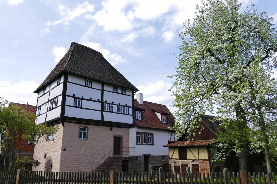 Das sogenannte Templerhaus wurde als Adelshof erbaut. Der Fachwerkaufbau stammt aus dem Jahr 1291; der steinerne Unterbau ist noch älter. Damit ist das Gebäude das älteste erhaltene Fachwerkhaus Bayerns. Es beherbergt heute ein Museum für spätmittelalterliche Bautechnik.