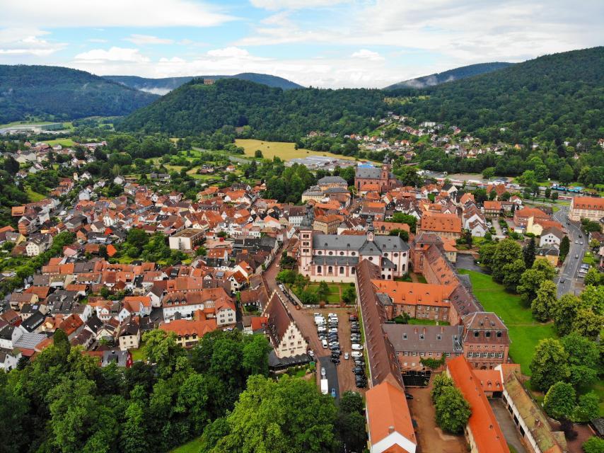 Im fränkischen Odenwald liegt das denkmalgeschützte Barockstädtchen Amorbach mit seiner berühmten Abteikirche umgeben von grünen, waldreichen Bergen.