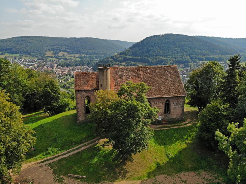 Die auf dem Gotthardsberg gelegene romantische Kirchenruine ist weithin sichtbar. Der Aufstieg zur Gotthardsruine lohnt sich wegen des einmaligen Rundumblicks in den bayerischen Odenwald.