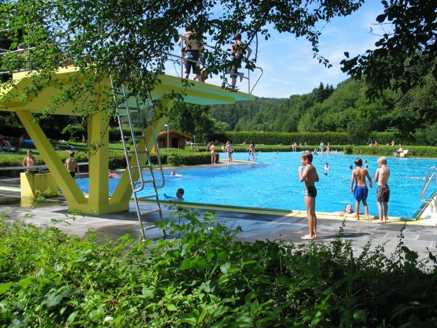 Das mitten im Grünen gelegene Freibad der Gemeinde Fränkisch-Crumbach bietet im Sommer Erholung und Abkühlung.