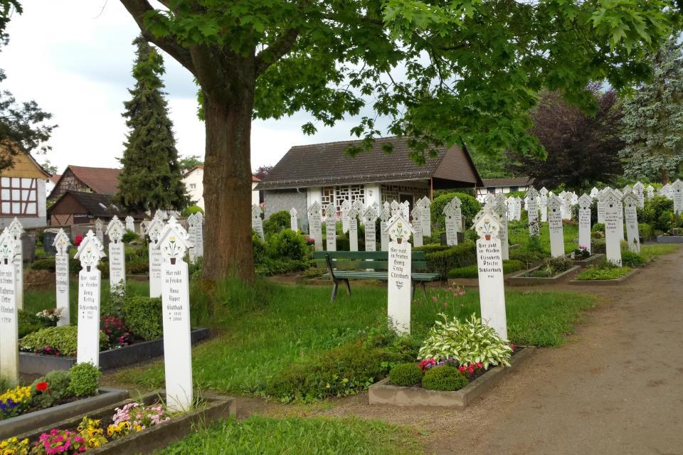 Der Stickelfriedhof in Lindenfels-Schlierbach steht, aufgrund der Seltenheit des hiesigen Grabschmucks, unter Denkmalschutz.