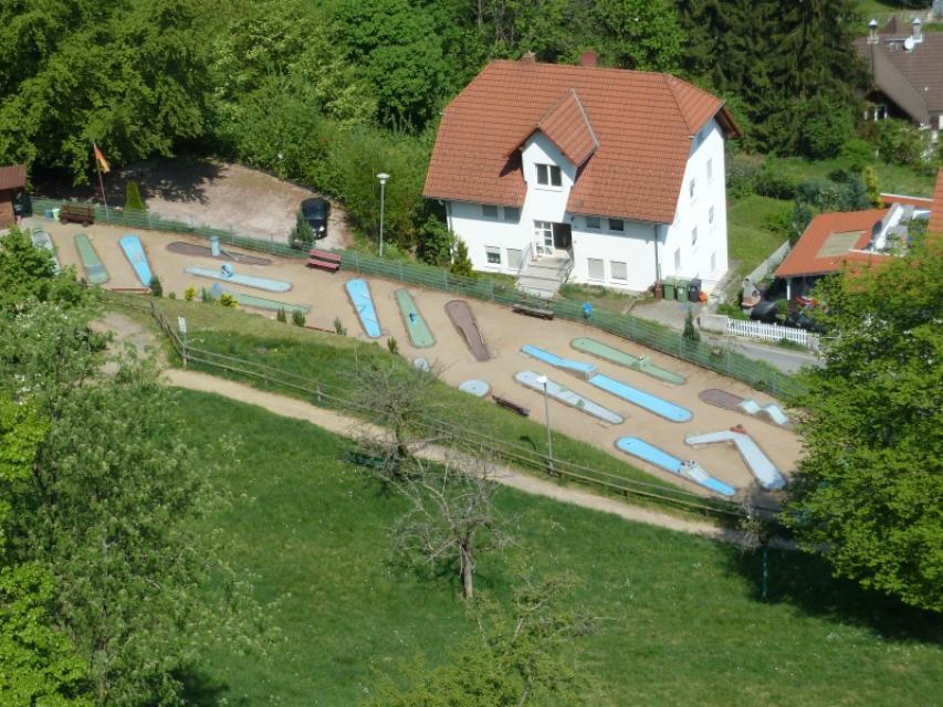Die unterhalb der Burg Lindenfels gelegene Minigolfanlage mit historischem Bahnengolf lädt von April bis Oktober zum Minigolfen in der Natur.