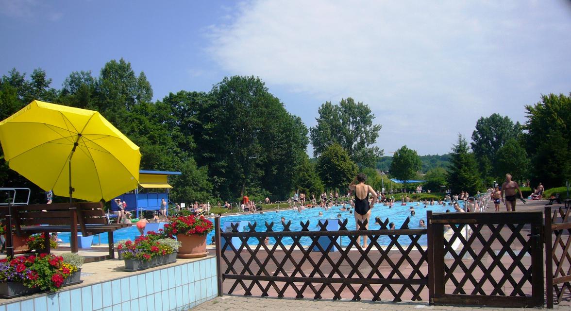 Beheiztes Schwimmbad in Traisa mit Liegewiese, Kinderbecken, Spielplatz, Kiosk mit Terrasse.
                 title=