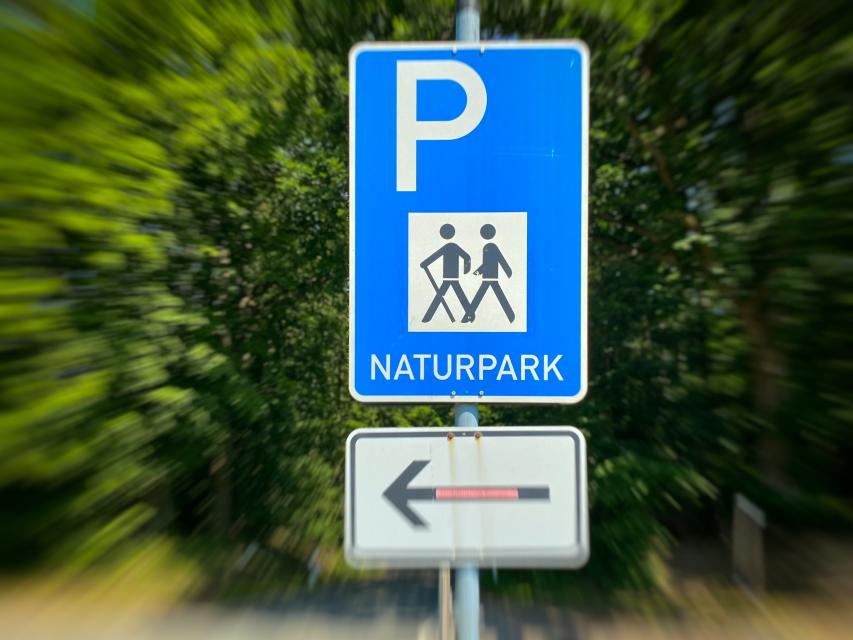 Der Naturpark-Parkplatz “Schloss” ist Ausgangspunkt für einen Spaziergang auf dem Drehling-Weg (Wanderweg Nr. 8), der 1,3 Kilometer lang ist. Der Parkplatz bietet 10 Pkw-Stellplätze.