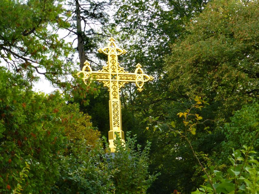 Zum Andenken an die Großherzogin Wilhelmine (1788 - 1836) von ihren Kindern am 28. Mai 1866 eingeweihtes vergoldetes Kreuz auf einem Sockel aus schwarzem Syenit. Es steht auf dem Heiligenberg und ist das Wahrzeichen Jugenheims.