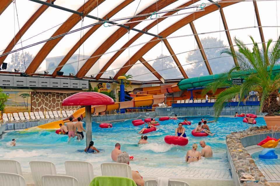 Das großzügige Badeparadies Miramar in Weinheim bietet alles für einen Tag Urlaub und Erholung vom Alltag: Erlebnisbad mit Rutschen und Außenbecken, Salz & Kristalltherme, Saunaparadies.