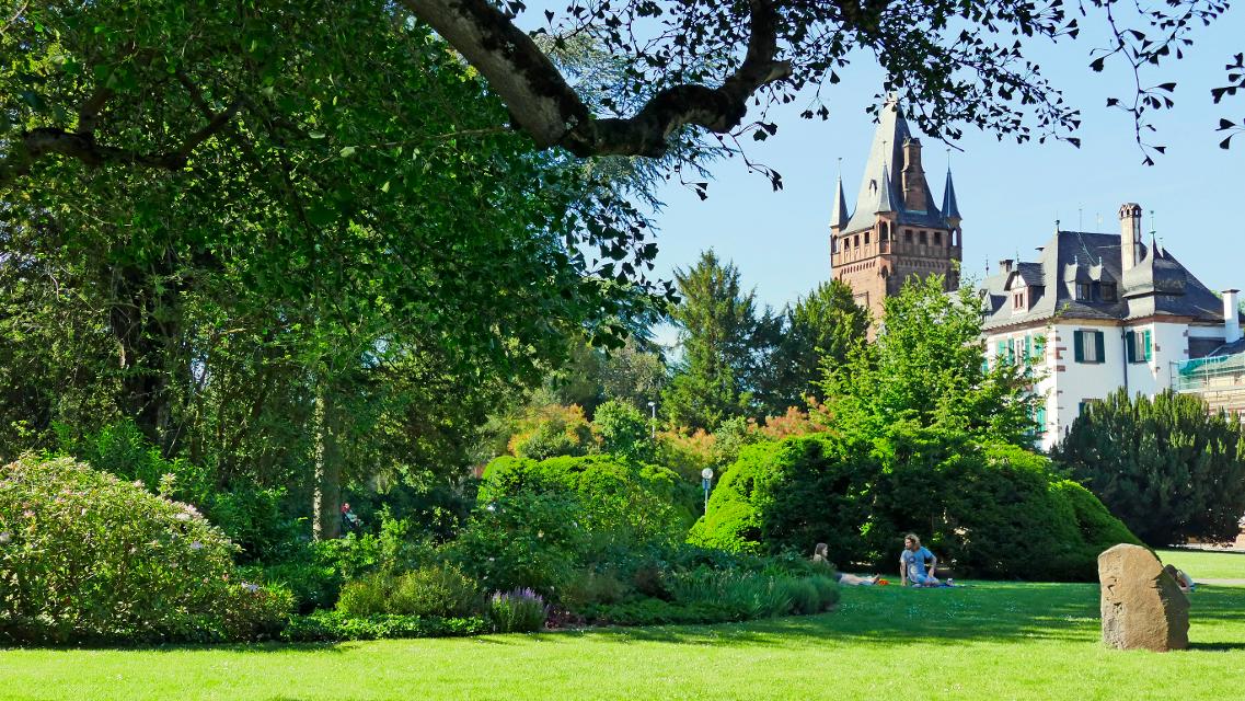 Das sehenswerte Schloss Weinheim war einst das Sitz der Fürsten der Kurpfalz. Heute beherbergt es die Stadtverwaltung. Das Weinheimer Schloss ist umgeben von einem weitläufigen Schlosspark mit exotischen Bäumen und Sträuchern. Ein Rundgang durch den Schlosspark mit der Kulisse des Weinheimer Schlosses im Hintergrund ist für jeden Besucher der Stadt ein Muss.