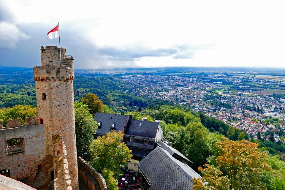 Das Schloss Auerbach ist eine der bekanntesten Burganlagen an der Bergstraße. Faszinierend ist vor allem der einzigartige Ausblick in die Rheinebene und den Odenwald.
                 title=