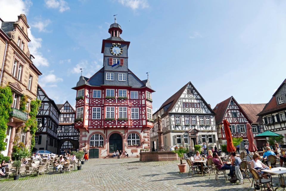 Die historische Altstadt von Heppenheim am Fuße der Starkenburg mit ihren Fachwerkhäusern und dem 