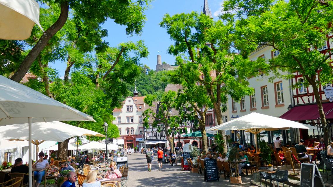 Weinheim, die Zwei-Burgen-Stadt an der Bergstraße lockt mit dem historischen Marktplatz, wo es sich im Sommer unter Bäumen besonders schön genießen und entspannen lässt.