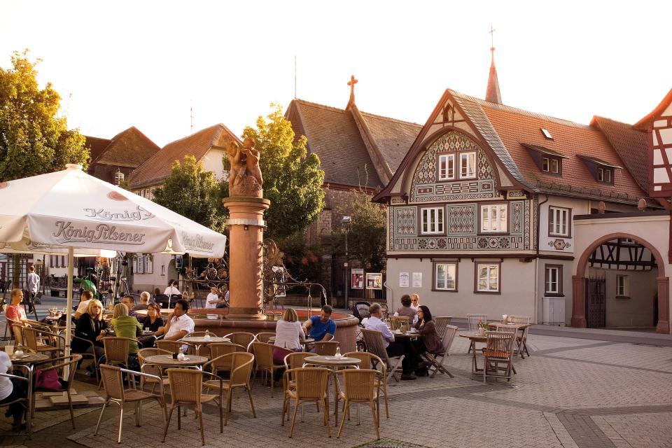Die historische Altstadt von Bensheim lädt zum Bummeln, Einkaufen und Genießen ein. Das Ambiente der schönen Fachwerkstadt mit vielen Straßencafés bezaubert.
                 title=