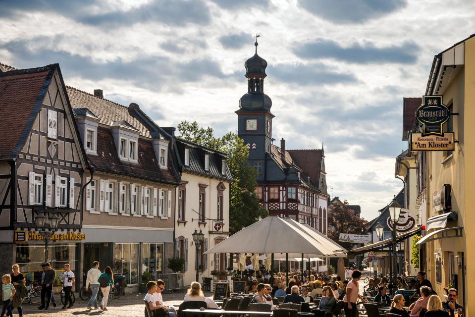 Der historische Stadtkern von Lorsch lädt mit Straßencafés und kleinen Geschäften zum Bummeln und Verweilen ein. Das UNESCO Welterbe Kloster Lorsch liegt direkt an der Altstadt. 
