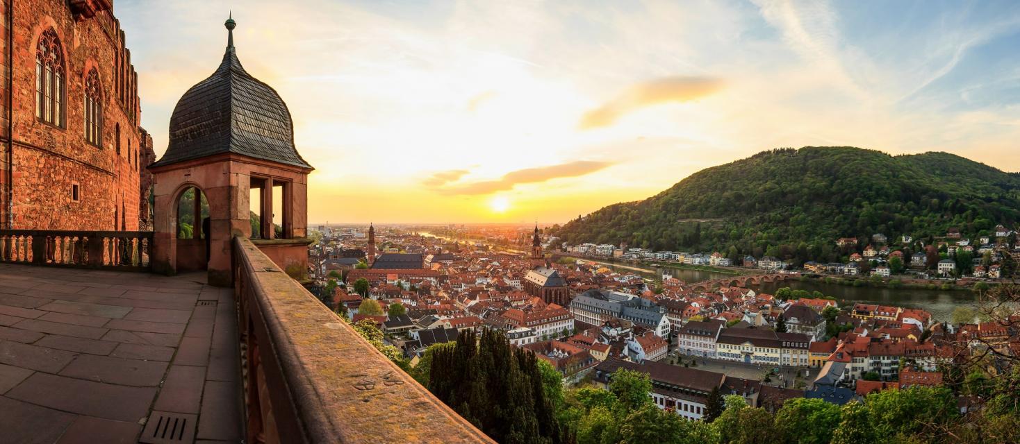 Die berühmte Altstadt von Heidelberg liegt am südlichen Neckarufer. Sie erstreckt sich zwischen dem Fluss und dem Hang des Königstuhls unterhalb des Heidelberger Schlosses.