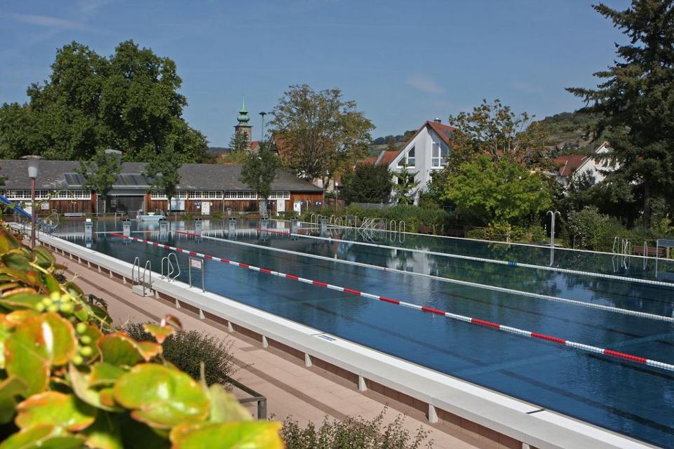 Die Stadt Heppenheim bietet ihren Gästen ein modernes Freibad mit großzügigen Grünanlagen und Spielmöglichkeiten.