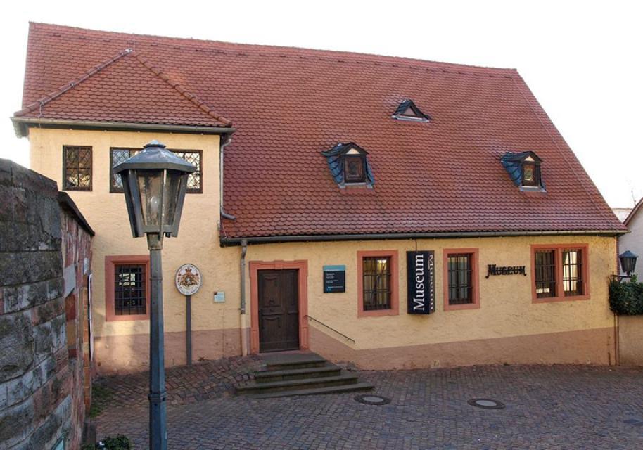 Das Museum Bensheim bietet interessante Sammlungen zu Archäologie, Stadtgeschichte und Kunst, wechselnde Sonderausstellungen sowie ein spannendes Workshop- und Führungsprogramm.