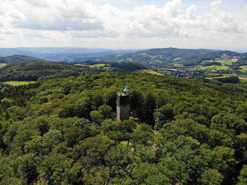 Die Neunkircher Höhe ist mit 605 Metern der zweithöchste Berg des gesamten Odenwaldes. Der 34 Meter hohe Kaiserturm bietet einen tollen Blick über den Odenwald, bis in die Pfalz, auf die Frankfurter Skyline und in den Taunus.
                 title=