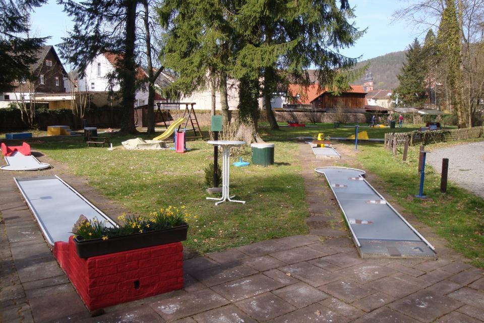 Die Minigolfanlage liegt in einem schönen idyllischen Seegarten in Amorbach. Sie verfügt über 13 verschiedene und interessante Betonbahnen. Es gibt eine Sitz- und Erholungsterrasse, bei der Sie einfach mal relaxen können. Für die kleinen Gäste besteht die Möglichkeit sich auf einem Spielplatz ...